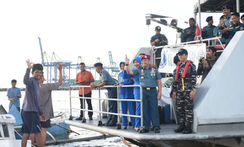 Jelang Idul Fitri 1446 H, Danlantamal VI Pantau Keamanan Jalur Laut dan Sosialisasi Keselamatan Berlayar Serta Pembagian Takjil Kepada Nelayan