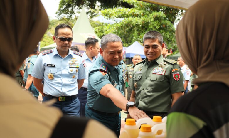 Danlantamal VI Beserta Ketua Korcab VI DJA II Hadiri Bazar Ramadan TNI