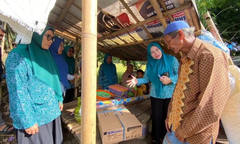 Ketua PKK Gowa Beri Bantuan ke Keluarga Miskin Ekstrem di Dua Desa