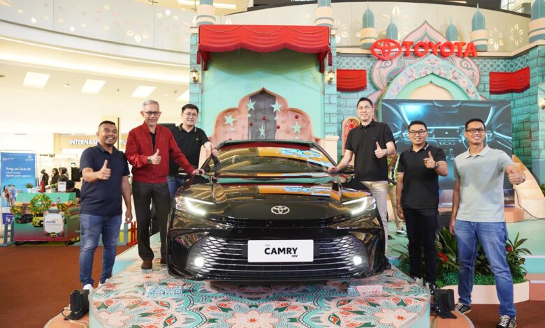 New Camry Hybrid Resmi Mengaspal di Makassar