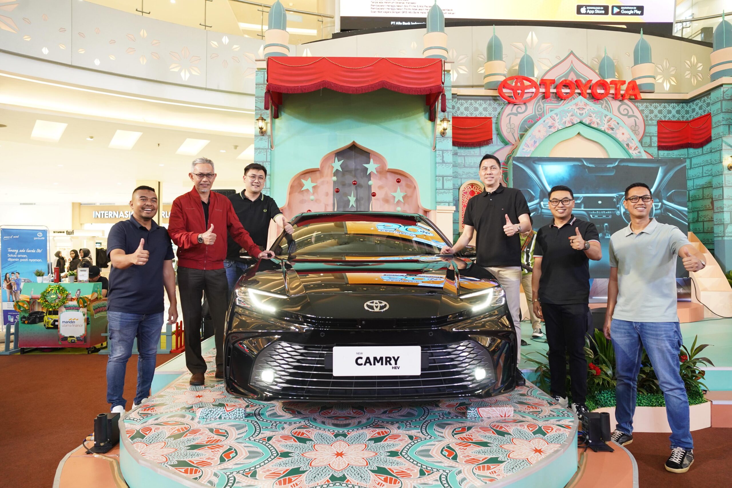 New Camry Hybrid Resmi Mengaspal di Makassar