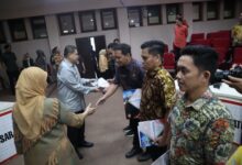 Wali Kota Makassar Serahkan SK Jabatan Pelaksana bagi Pegawai Mutasi Masuk