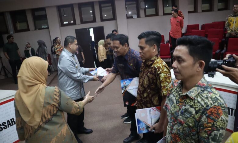 Wali Kota Makassar Serahkan SK Jabatan Pelaksana bagi Pegawai Mutasi Masuk