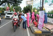 Satuan Intelkam Polres Bone Berbagi Takjil dan Ajak Masyarakat Berbuka Puasa Bersama