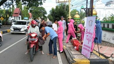 Satuan Intelkam Polres Bone Berbagi Takjil dan Ajak Masyarakat Berbuka Puasa Bersama