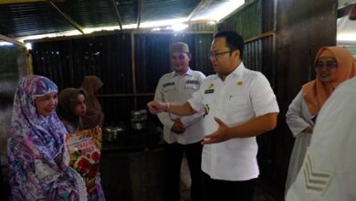 Wabup Darmawangsyah Kunjungi Warga Miskin Ekstrem, Berikan Bantuan dan Peralatan Masak