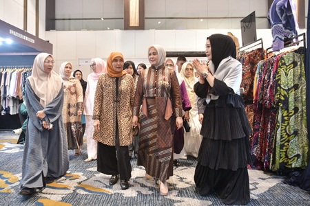 DP3A Dalduk KB Sulsel Lelang Pakaian Preloved di Trend Hijab Expo