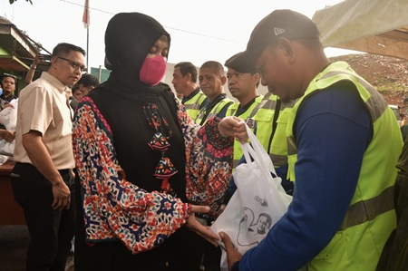 Wagub Sulsel Bagikan Ratusan Sembako untuk Pekerja di TPA Tamangapa