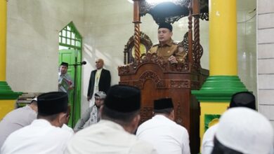 Wali Kota Makassar Berikan Bantuan Hibah dan Paket Pangan Ramadan di Masjid Nurul Kautsar