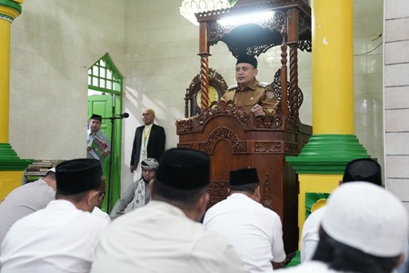 Wali Kota Makassar Berikan Bantuan Hibah dan Paket Pangan Ramadan di Masjid Nurul Kautsar