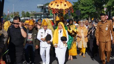 Awali Pemerintahan Periode Kedua, Wali Kota Hadianto Rasyid dan Wakilnya Imelda Jalani Prosesi Adat di Kantor Wali Kota Palu