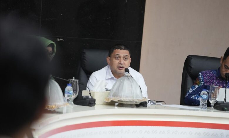 Pemkot Makassar Keluarkan SE Tentang Larangan Pasang Reklame pada Pohon Penghijauan