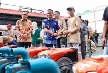 Salurkan Bantuan Pompa Air 54 Unit, Bupati Bone Warning Jangan Diperjualbelikan!