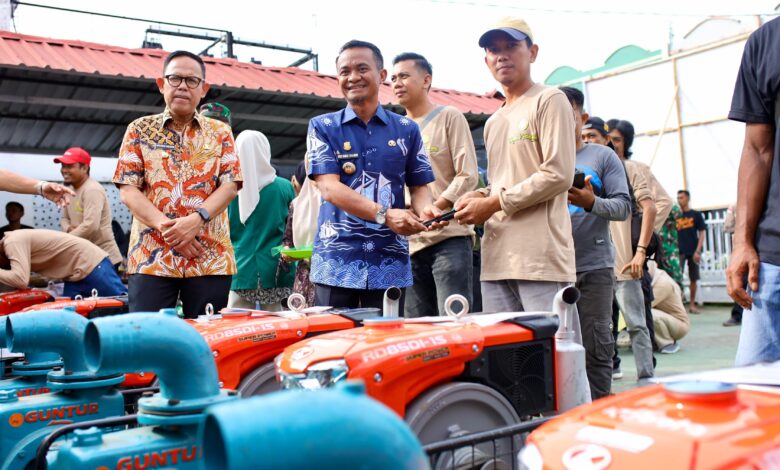 Salurkan Bantuan Pompa Air 54 Unit, Bupati Bone Warning Jangan Diperjualbelikan!