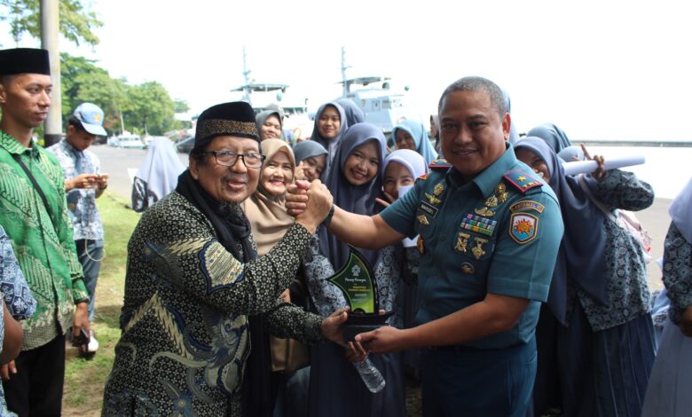 Danlantamal VI Tanamkan Kecintaan Terhadap TNI AL dan Maritim Nusantara Kepada Santri Pondok Madinah