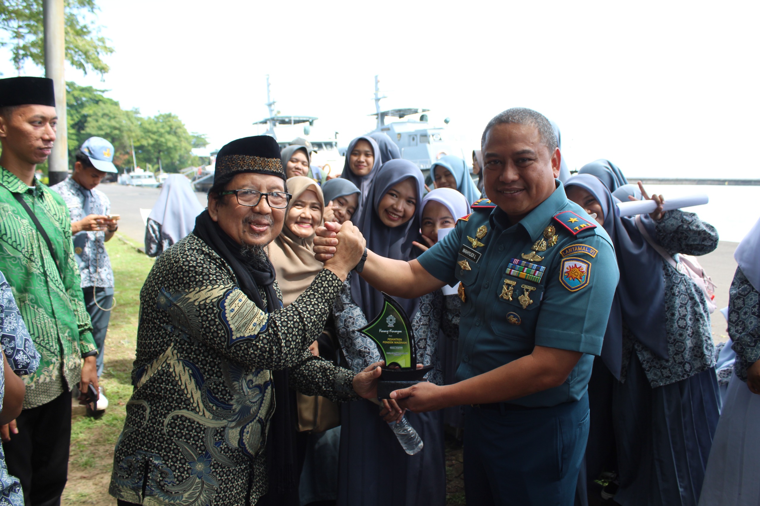 Danlantamal VI Tanamkan Kecintaan Terhadap TNI AL dan Maritim Nusantara Kepada Santri Pondok Madinah