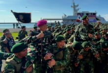 Danlantamal VI Makassar Sambut Satgas Pamtas RI-PNG Mobile Yonif 432/WSJ/3/3 Kostrad Wilayah Papua di Dermaga Layang Lantamal VI 