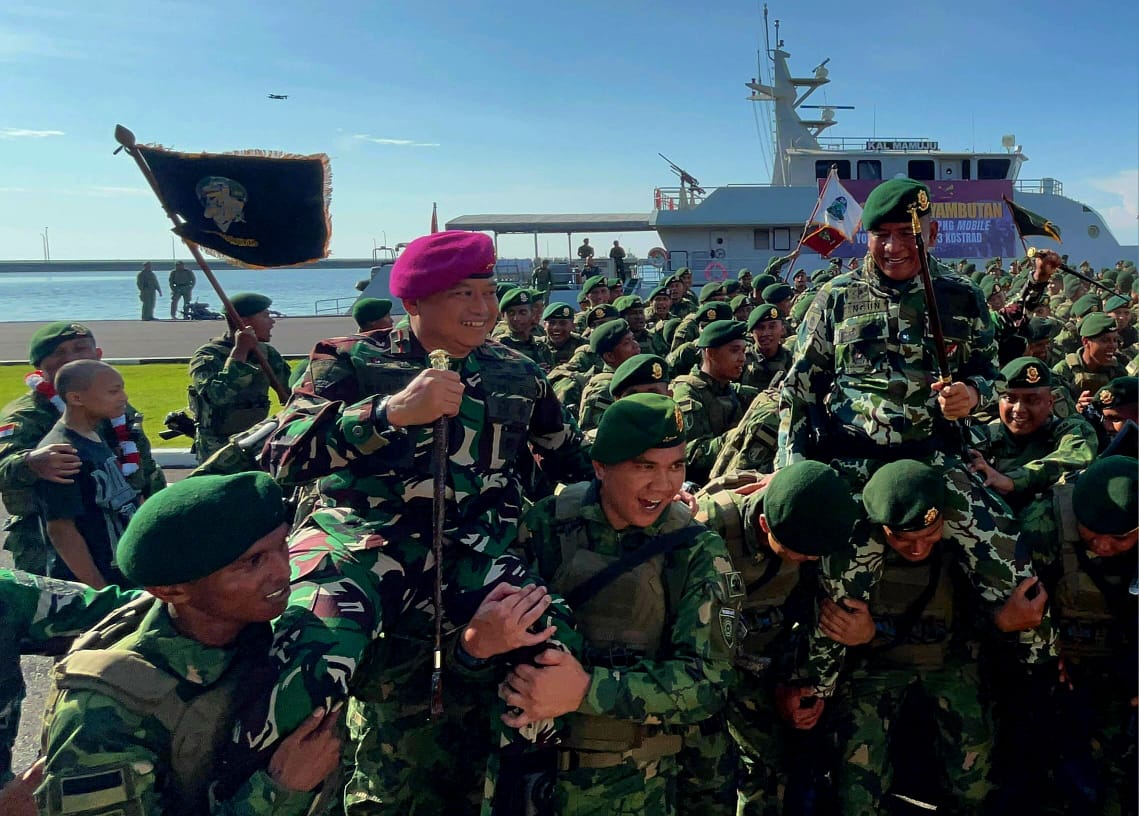 Danlantamal VI Makassar Sambut Satgas Pamtas RI-PNG Mobile Yonif 432/WSJ/3/3 Kostrad Wilayah Papua di Dermaga Layang Lantamal VI 