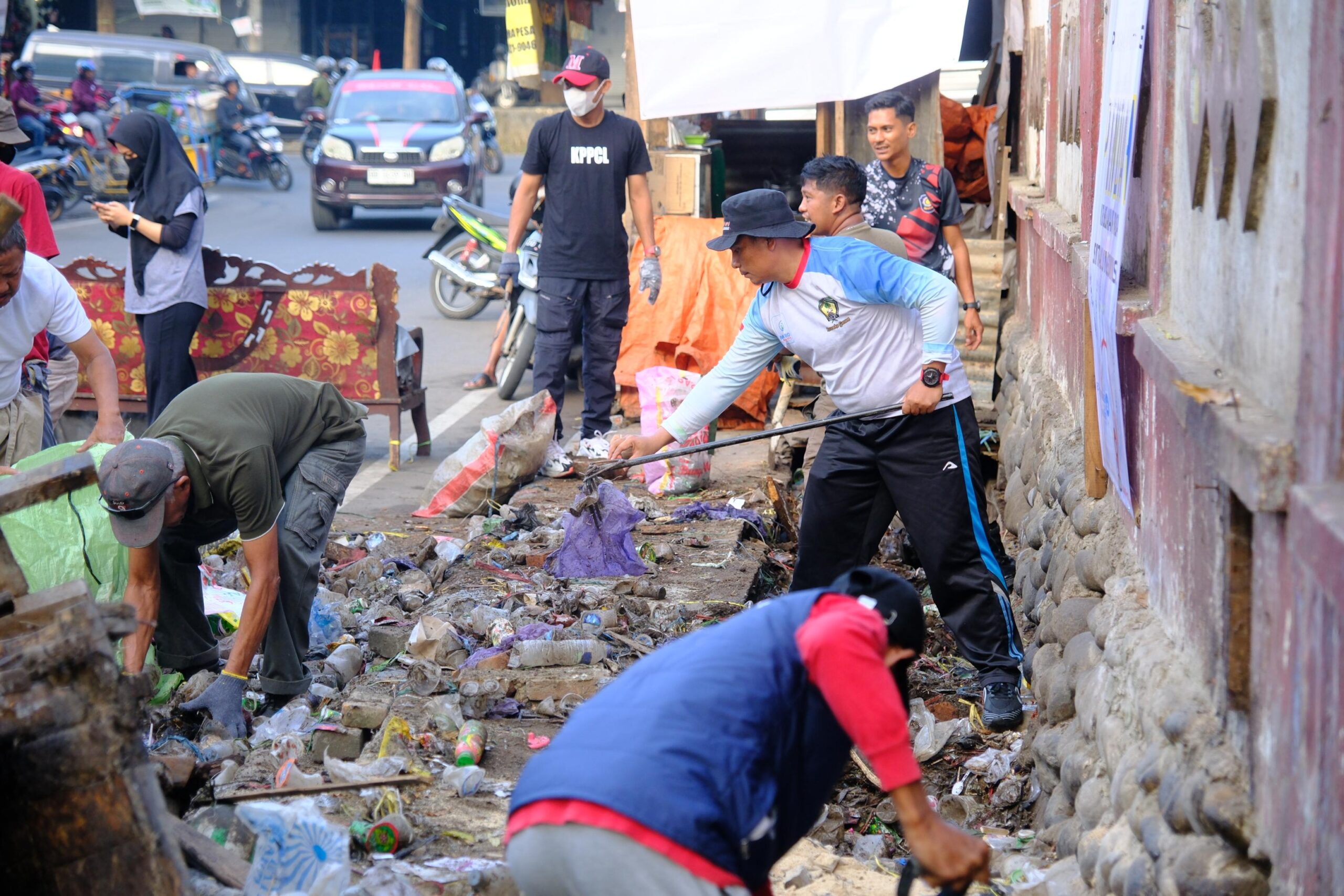 Tata Sungguminasa Lebih Indah, Pemkab Gowa Lakukan Aksi Bersih Hingga Relokasi PKL