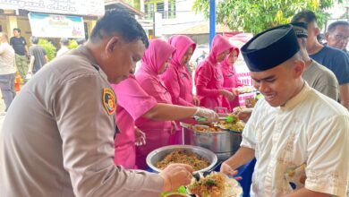 Jumat Berkah, Polsek Manggala Gelar Salat Jumat Berjemaah dan Makan Siang Bersama Warga