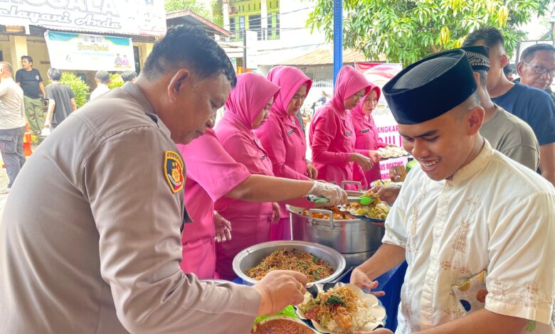 Jumat Berkah, Polsek Manggala Gelar Salat Jumat Berjemaah dan Makan Siang Bersama Warga