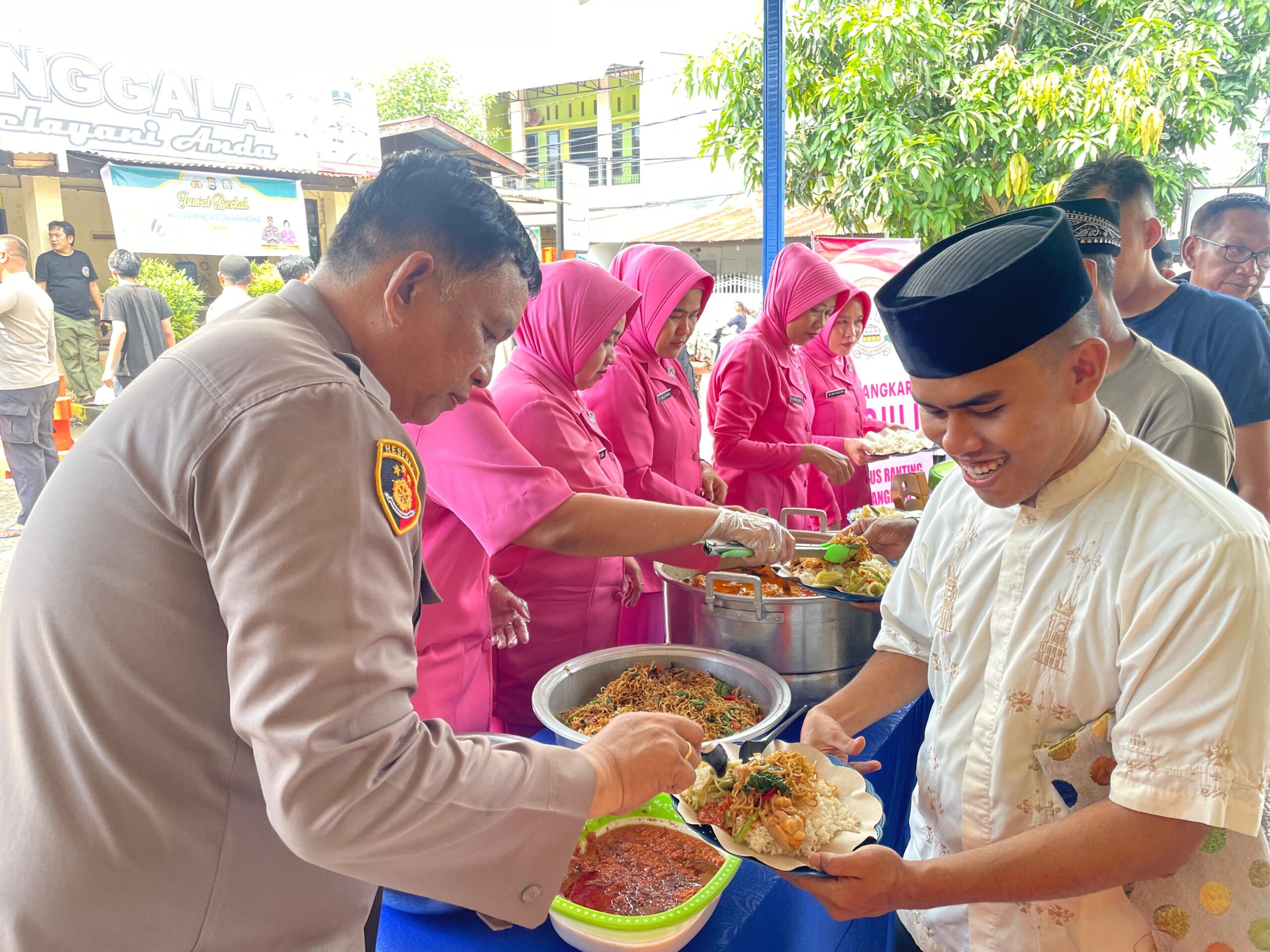Jumat Berkah, Polsek Manggala Gelar Salat Jumat Berjemaah dan Makan Siang Bersama Warga
