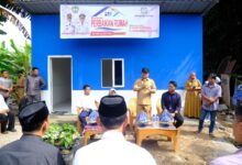 Wabup Gowa Serahkan Bantuan Perbaikan Rumah dan Sambungan Listrik Warga Miskin Ekstrem