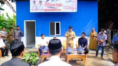 Wabup Gowa Serahkan Bantuan Perbaikan Rumah dan Sambungan Listrik Warga Miskin Ekstrem