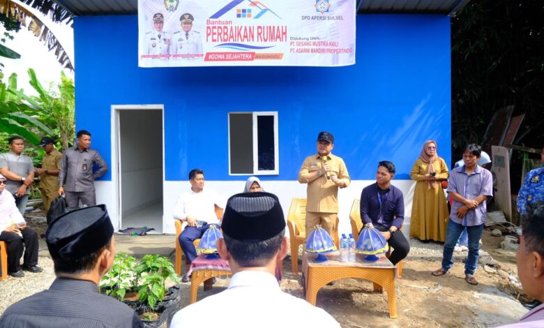 Wabup Gowa Serahkan Bantuan Perbaikan Rumah dan Sambungan Listrik Warga Miskin Ekstrem