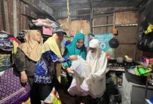 Ketua TP PKK Gowa Salurkan Bantuan Untuk Keluarga arga Miskin Ekstrem di Somba Opu