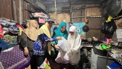 Ketua TP PKK Gowa Salurkan Bantuan Untuk Keluarga arga Miskin Ekstrem di Somba Opu