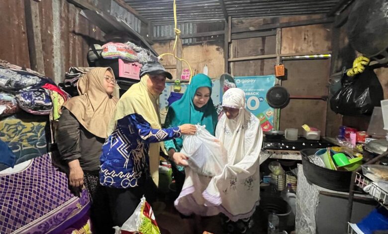 Ketua TP PKK Gowa Salurkan Bantuan Untuk Keluarga arga Miskin Ekstrem di Somba Opu