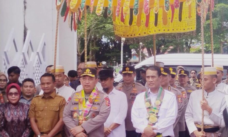 Injakkan Kaki Di Bumi Arung Palakka Kapolri Diberi Gelar Adat 'La Pateddungi Daeng Pasempo