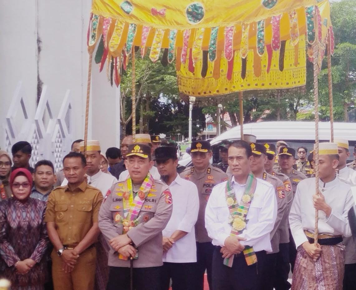 Injakkan Kaki Di Bumi Arung Palakka Kapolri Diberi Gelar Adat 'La Pateddungi Daeng Pasempo