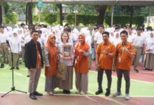 Lepas Siswi Perancis, SMA Islam Athirah Bukit Baruga Serahkan Cenderamata Khas Sulsel