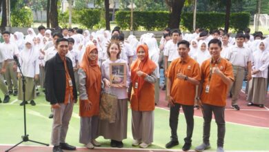 Lepas Siswi Perancis, SMA Islam Athirah Bukit Baruga Serahkan Cenderamata Khas Sulsel
