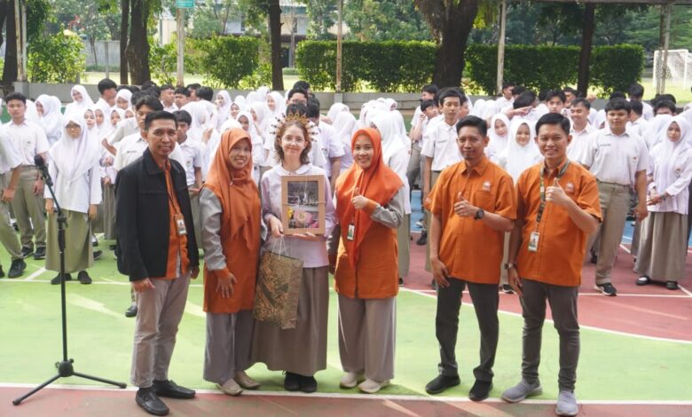 Lepas Siswi Perancis, SMA Islam Athirah Bukit Baruga Serahkan Cenderamata Khas Sulsel