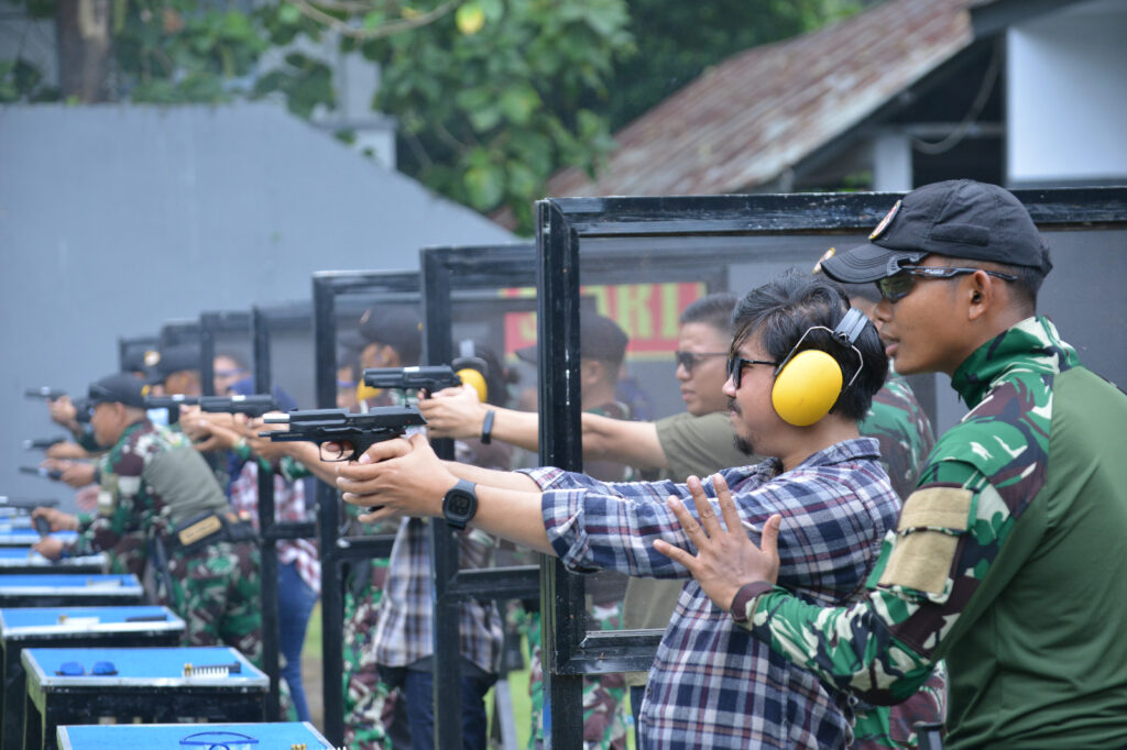 Wartawan Juga Harus Sehat, Danlantamal VI Ajak Insan Pers Olahraga Fun Shooting