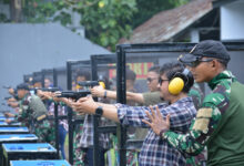 Wartawan Juga Harus Sehat, Danlantamal VI Ajak Insan Pers Olahraga Fun Shooting