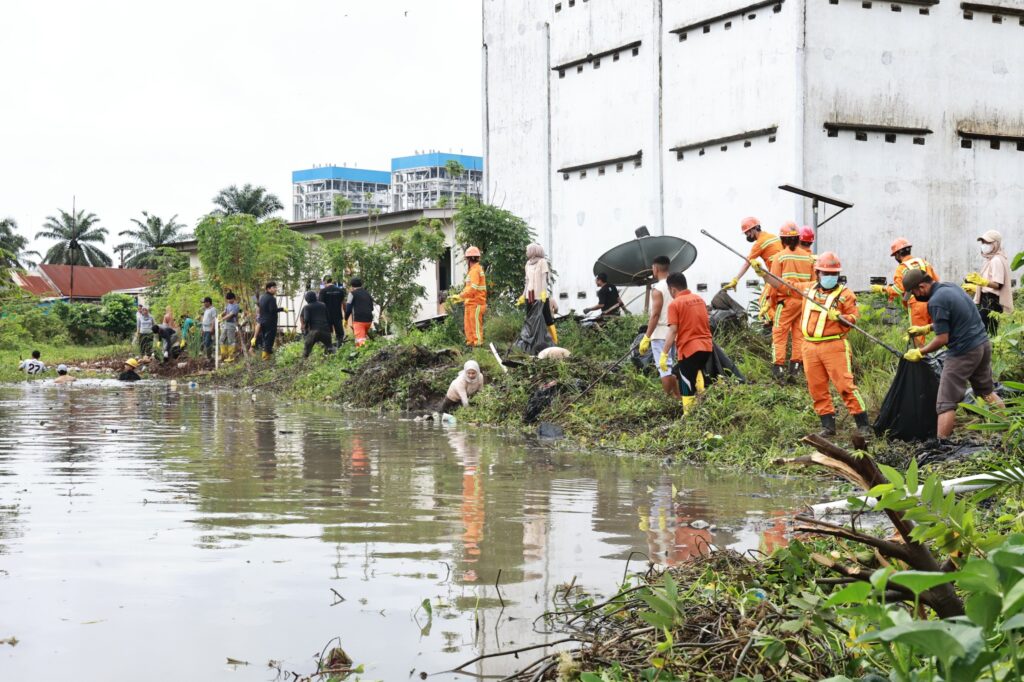 Komitmen BTIIG Menjaga Lingkungan: Tanam Pohon hingga Bersih-Bersih Drainase