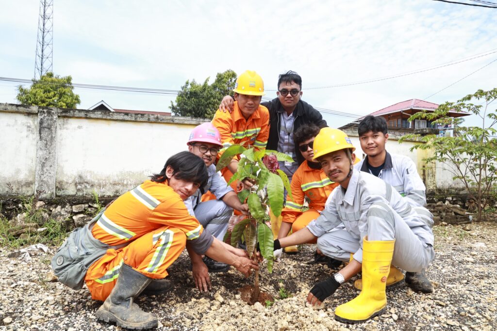 Komitmen BTIIG Menjaga Lingkungan: Tanam Pohon hingga Bersih-Bersih Drainase