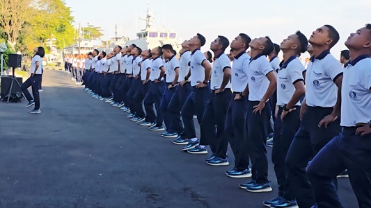 Lantamal VI Makassar Gelar Olahraga Bersama ABK Kapal Rumah Sakit TNI AL KRI WSH-991
