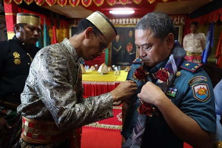 Putra Mahkota Kerajaan Gowa Sematkan Pin Kehormatan Kepada Danlantamal VI Makassar