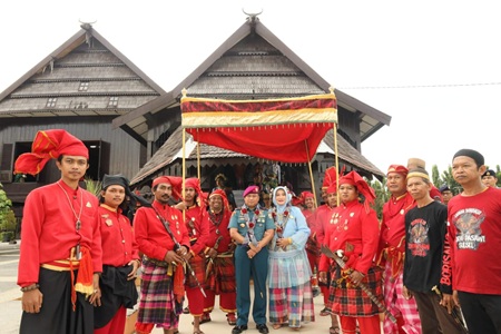 Putra Mahkota Kerajaan Gowa Sematkan Pin Kehormatan Kepada Danlantamal VI Makassar