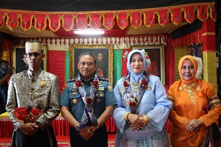 Putra Mahkota Kerajaan Gowa Sematkan Pin Kehormatan Kepada Danlantamal VI Makassar