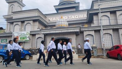 Danlantamal VI Bersama PJU Jalan Kaki Sehat Sambil Mengenal Sudut Kota Makassar