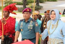 Putra Mahkota Kerajaan Gowa Sematkan Pin Kehormatan Kepada Danlantamal VI Makassar