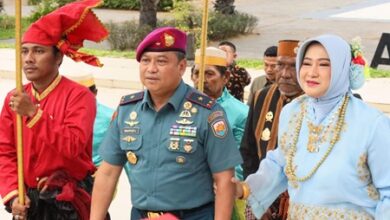 Putra Mahkota Kerajaan Gowa Sematkan Pin Kehormatan Kepada Danlantamal VI Makassar
