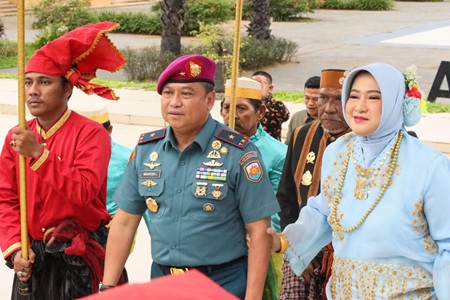 Putra Mahkota Kerajaan Gowa Sematkan Pin Kehormatan Kepada Danlantamal VI Makassar