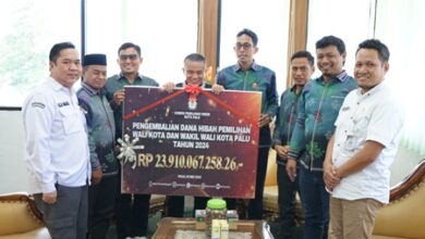 Temui Wali Kota Hadianto Ketua KPU Palu Kembalikan Sisa Hibah Dana Pilkada Rp23 Miliar ke Pemkot